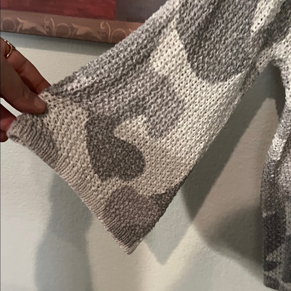 💥*3/$10* Mud Pie Gray and Cream V-Neck Sweater - Picture 5 of 7